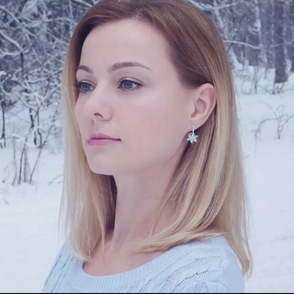 NEW!๐๐GORGEOUS! ROYAL BLUE FLOWER! CZ DROPS!๐๐ - Picture 3 of 8